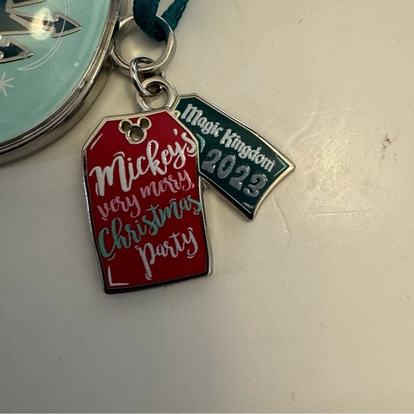 NWT. Disney Ornament - Mickey's Very Merry Christmas Party. Flat snow globe - Picture 3 of 8